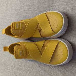 Vans ultrarange slip on sneakers